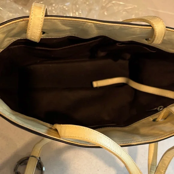 CHANEL Cream and Black Quilted Tote - Picture 7 of 7